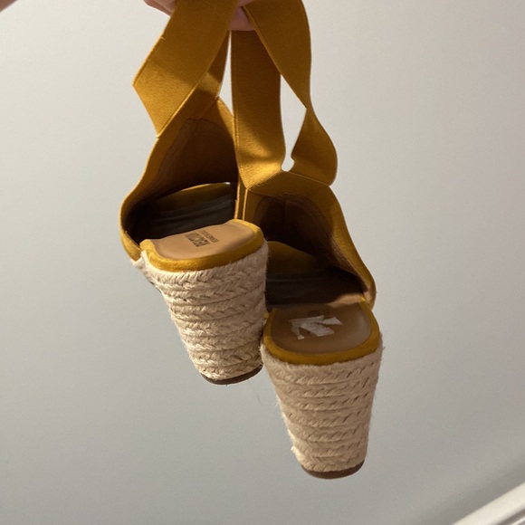 Kenneth Cole Reaction Carrie Espadrilles Wedges worn once mustard gold 💕 Size 9 - Picture 13 of 13